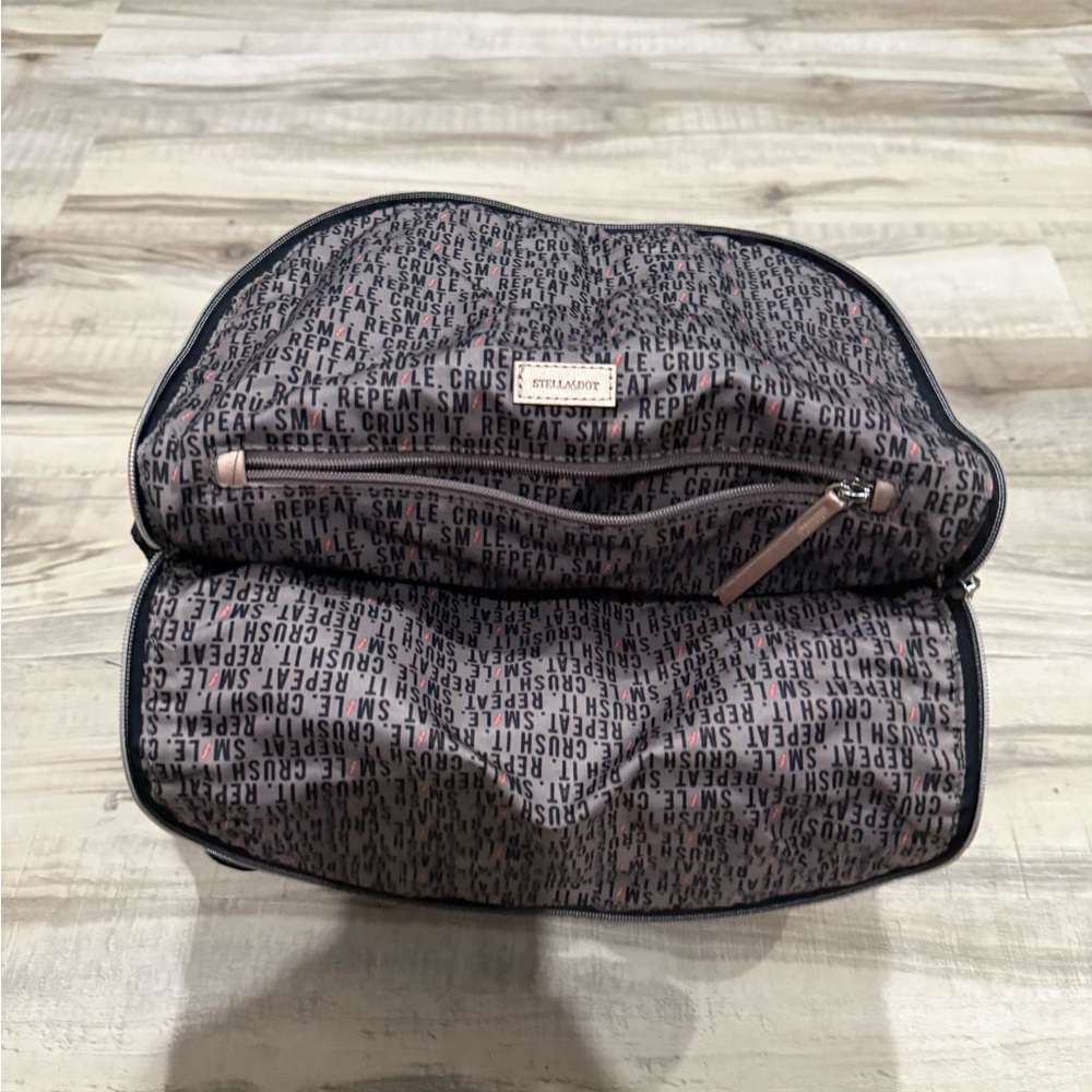 Stella & Dot Black Quilted Backpack with Cream Trim - Picture 3 of 4